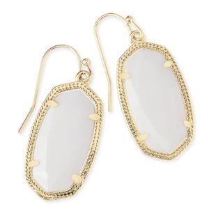 Dani Gold Earrings In White Pearl